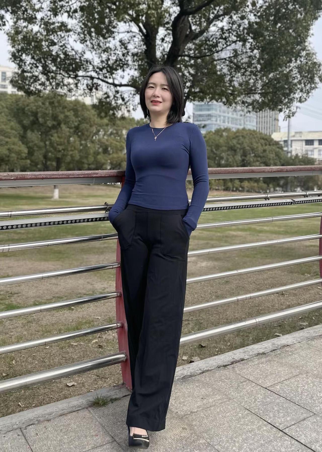 风遇山止，心向光行。喇叭裤 随意穿搭  穿出你的时尚你的感觉 穿搭 紧身衣