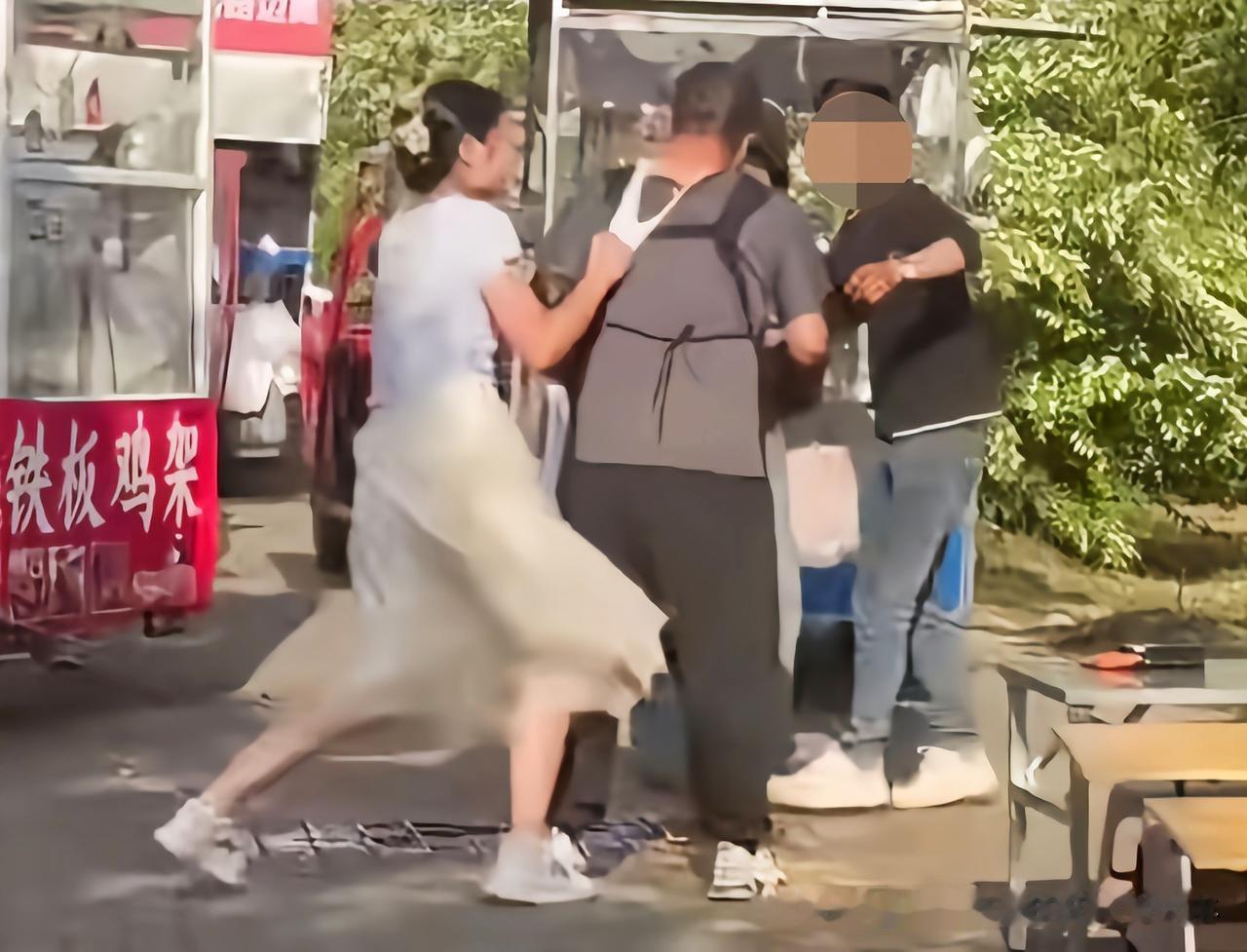 一顾客与摊主两口子吵架，摊主妻情急之下竟然迅速脱下内裤，套在了顾客头上 ……
