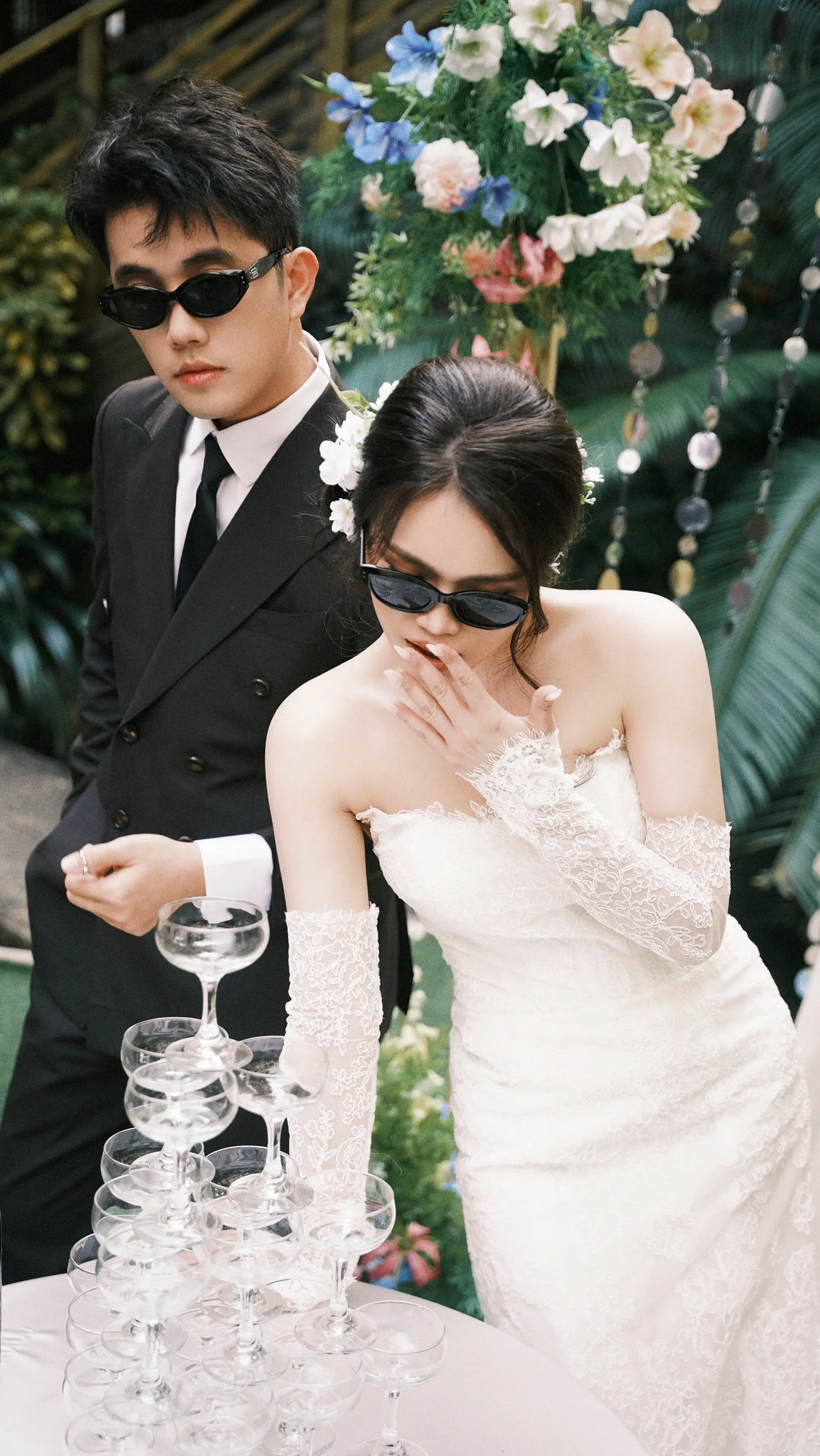 是从小看着长大的弟弟。他婚礼当天除了化新娘，我把他的妆造也做了，还顺便...