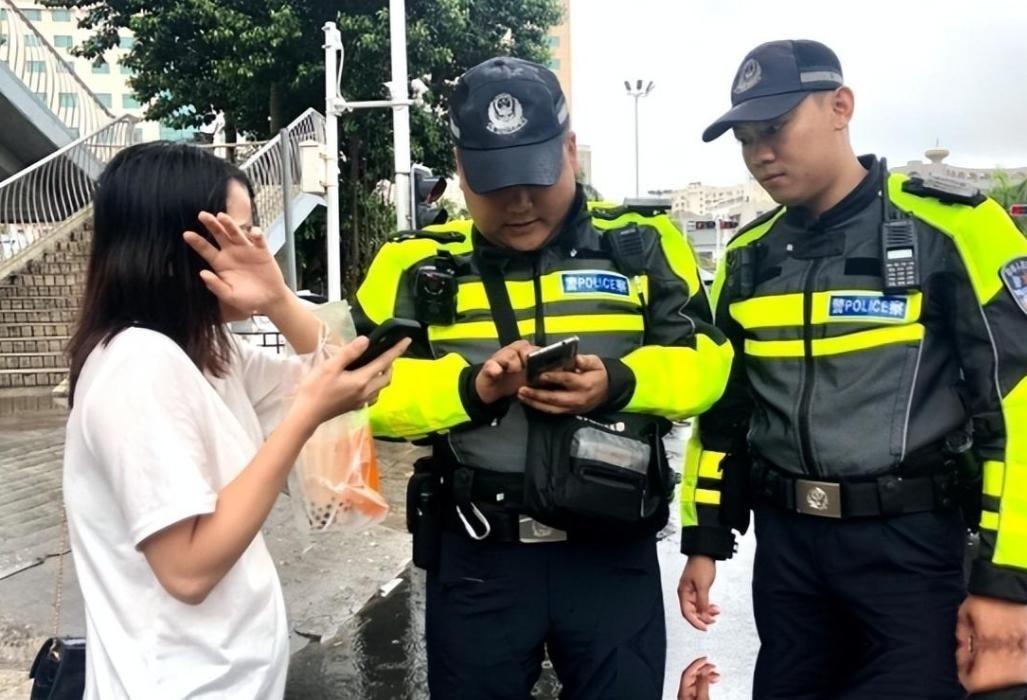 一年交通违规罚款近2000亿，而交警工资由国家发放，钱到底去哪了。
 
2024