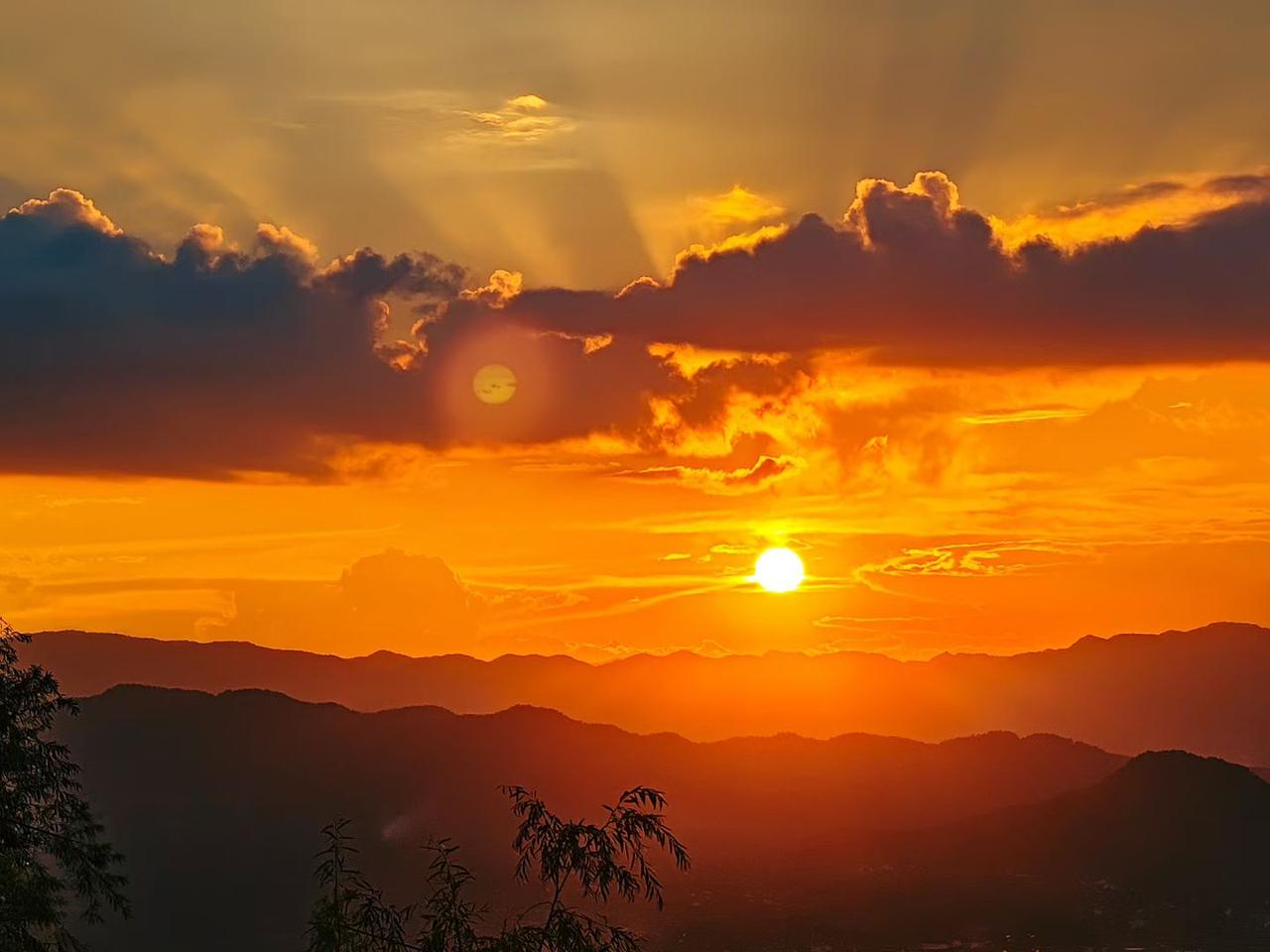 夕阳无限美，落日亦生辉，中年尚可追光，前路仍可璀璨；不必叹息时光匆匆，沉淀过后的