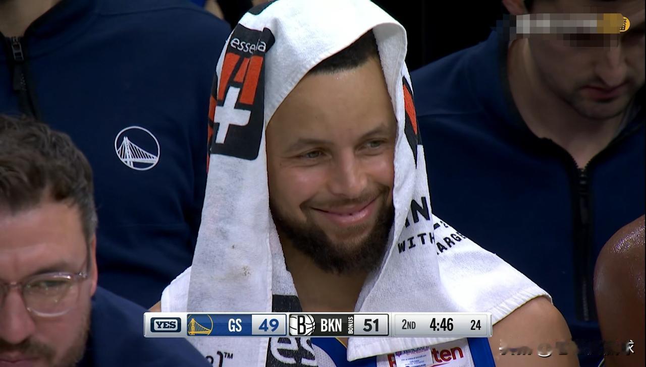 勇士当家球星库里笑得太灿烂了！在今天勇士客场挑战篮网的比赛中，当时比赛进行到了第