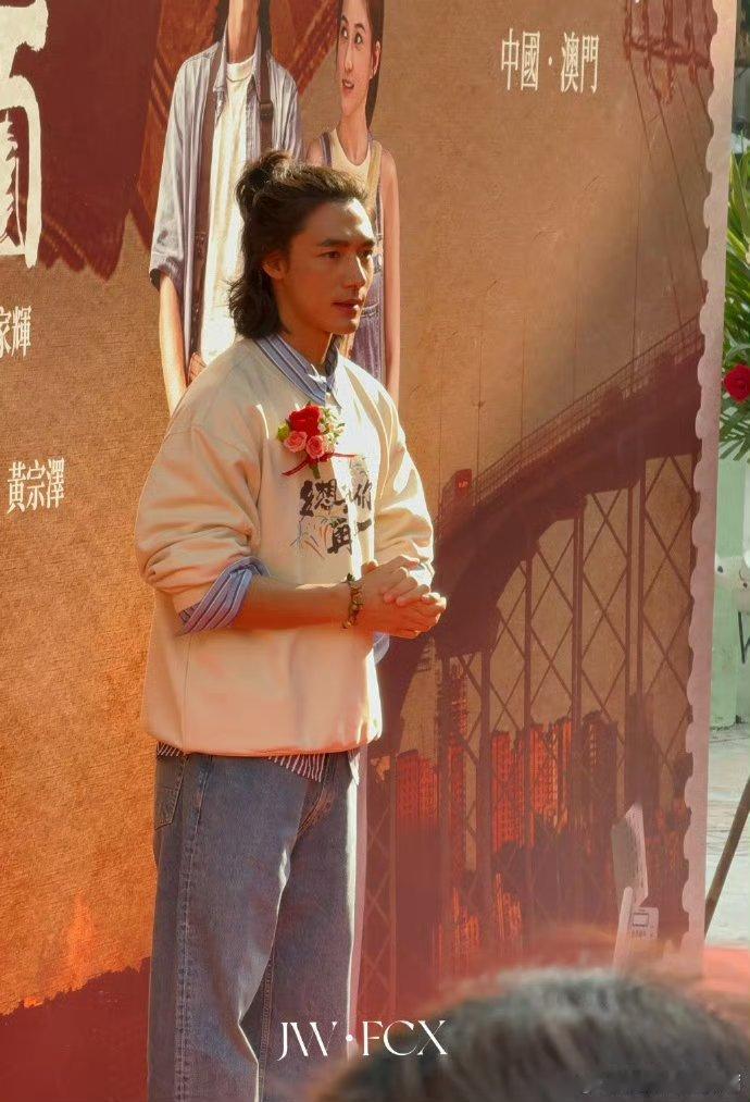 此沙澳门造型好男大  此沙胸前好大一朵花 我嘞个豆啊！！此沙的澳门造型我不允许有