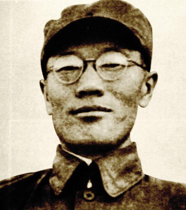 [太阳]1942年，蒋介石本想秘密处决万毅，却被万毅觉察到，于是，就趁守卫不备逃