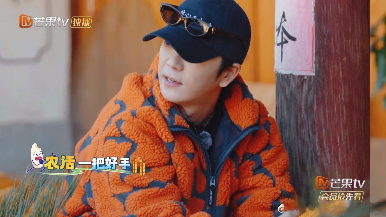 王栎鑫 干农活有的是力气和手段王栎鑫剥玉米也太有一手了！撬掰之间粒粒分明，熟练程