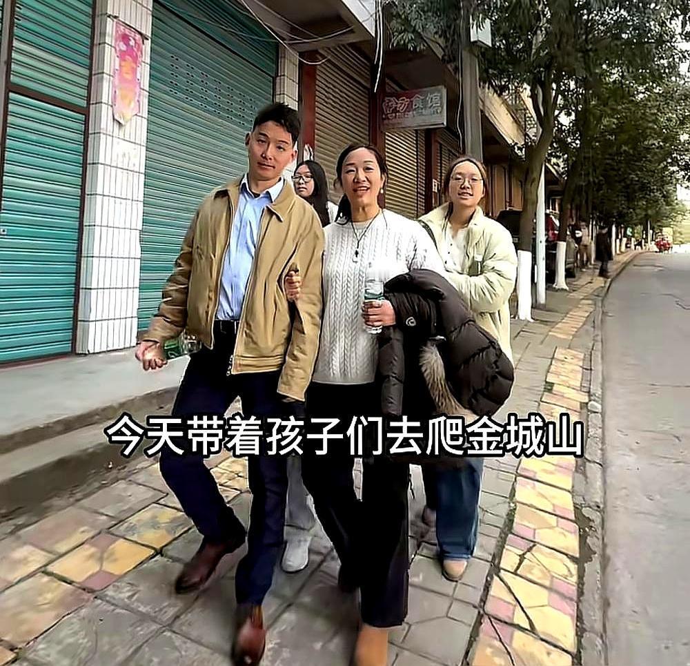 8天掉粉10万，千万寻子父亲谢岳，输给了前妻一场回归宴。
 
镜头前，他流着泪说