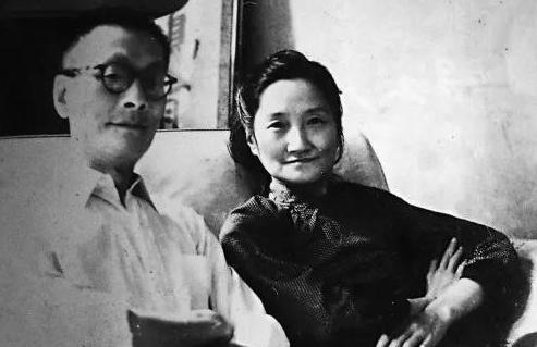 1928年，徐志摩母亲推开卧室门时，映入眼帘的是一幅难以置信的景象：儿子徐志摩与