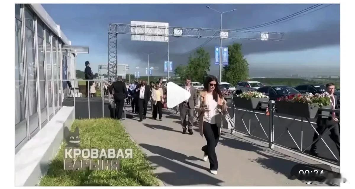 乌克兰现在真行了。圣彼得堡都能炸，那是普京老家。莫斯科阅兵没动手，算给面子了。
