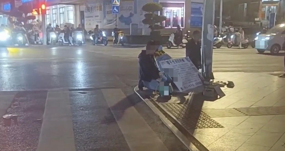 【玉林街头多名男子以孩子得病乞讨要钱】12月15日晚，有网友看见玉林市区街头的一