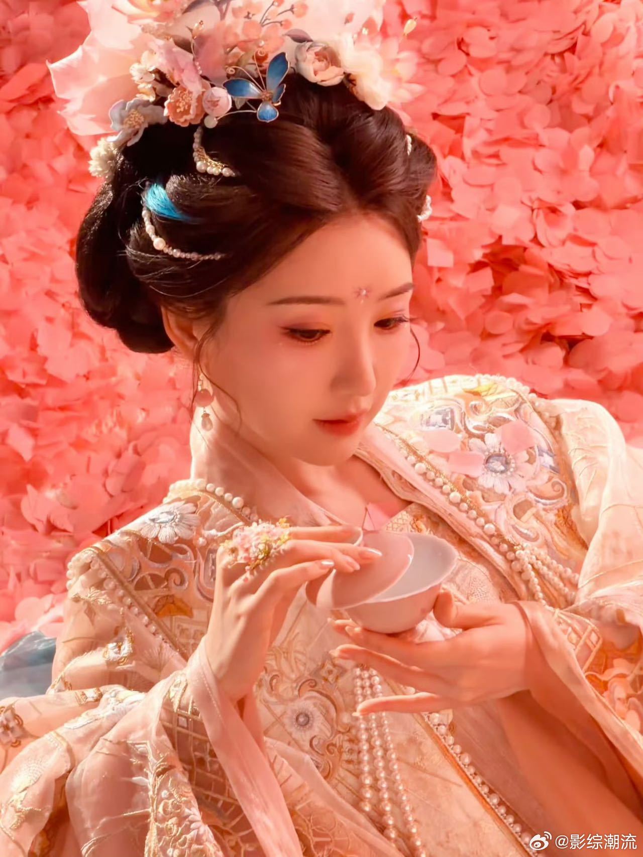 毛晓彤花神造型亮相杭州毛晓彤这身花神造型简直是美翻了！纱裙轻盈飘逸，站在西湖边宛