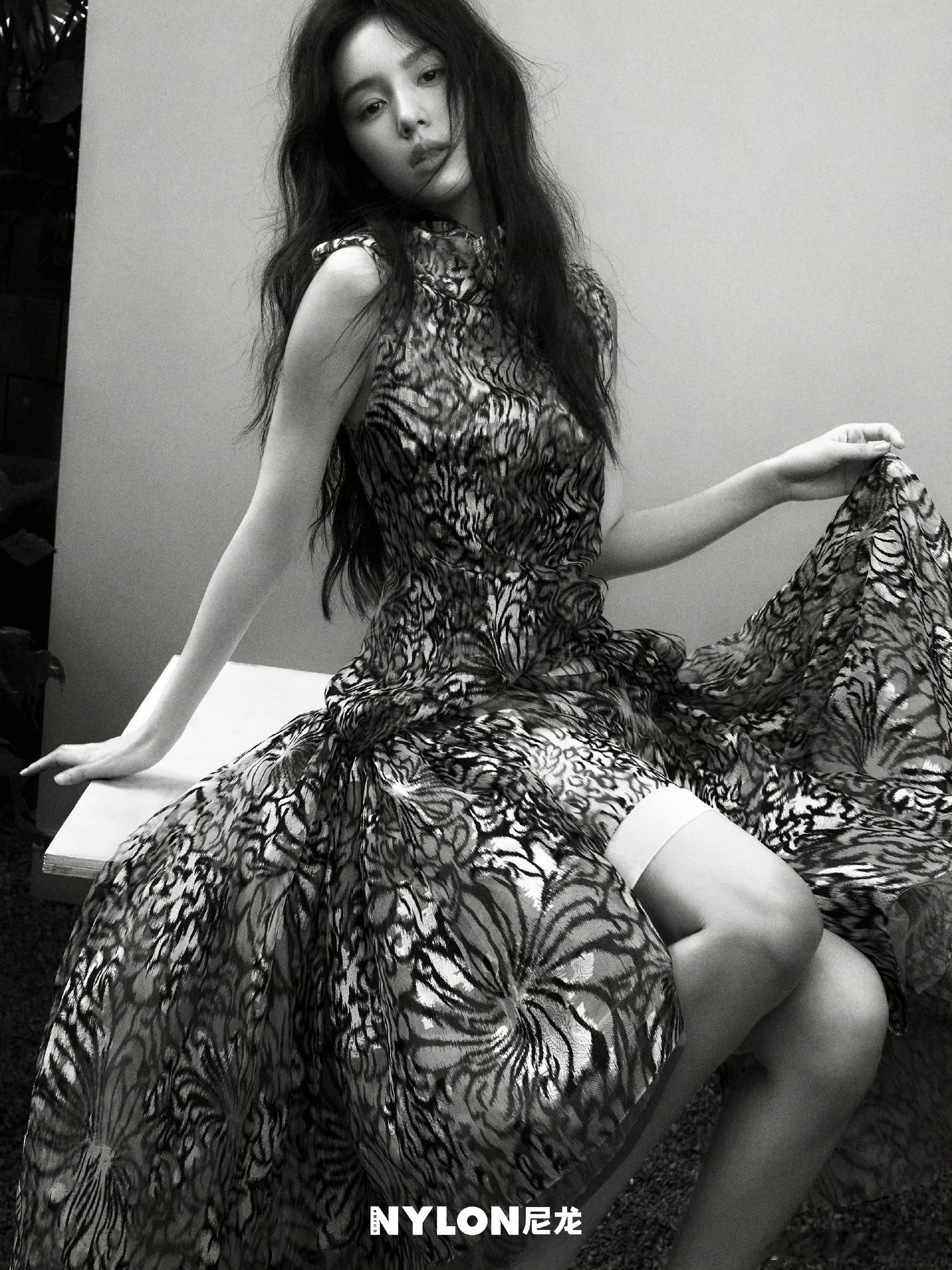 周也这溢出屏的野性美，就这样用野生动物的眼神看着你