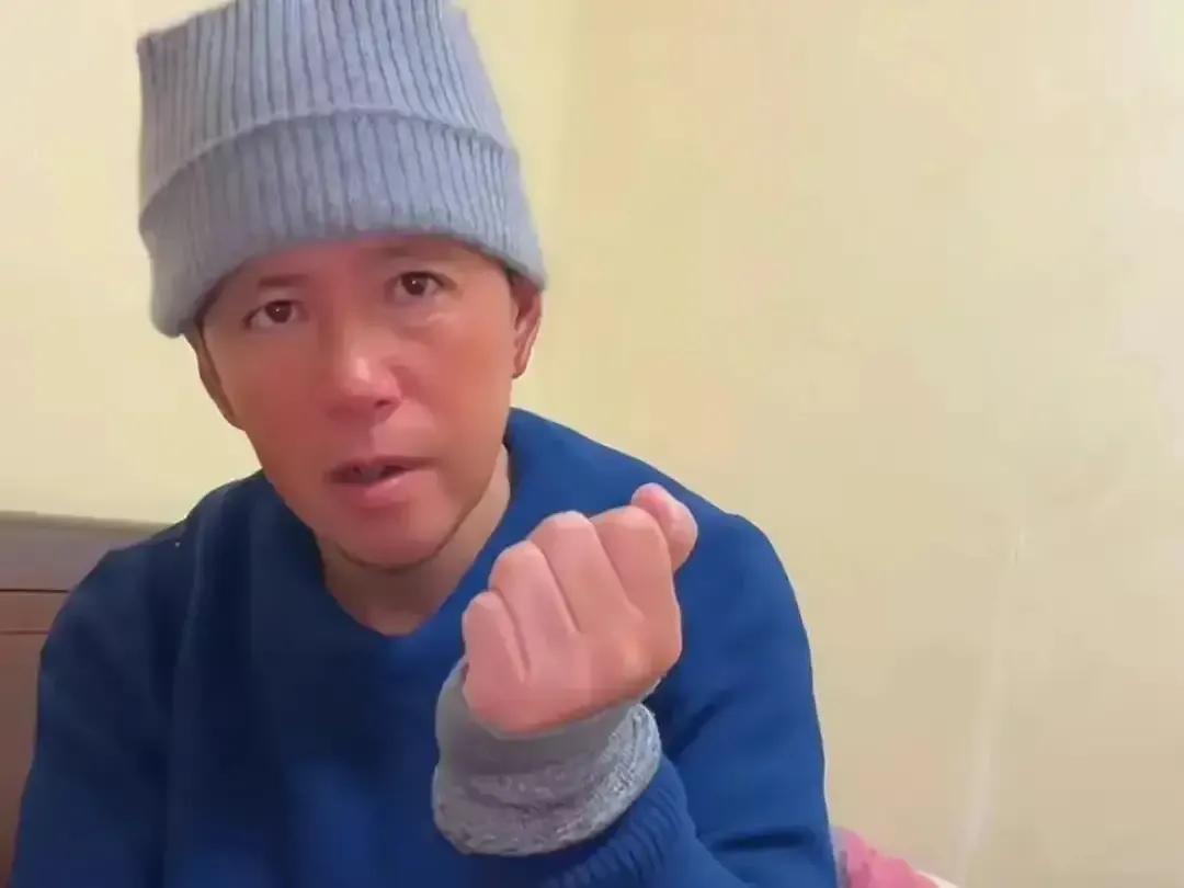 像不像？流浪博士带上帽子很像诗人顾城了。
#流浪博士的未来# 
#流浪博士的光芒