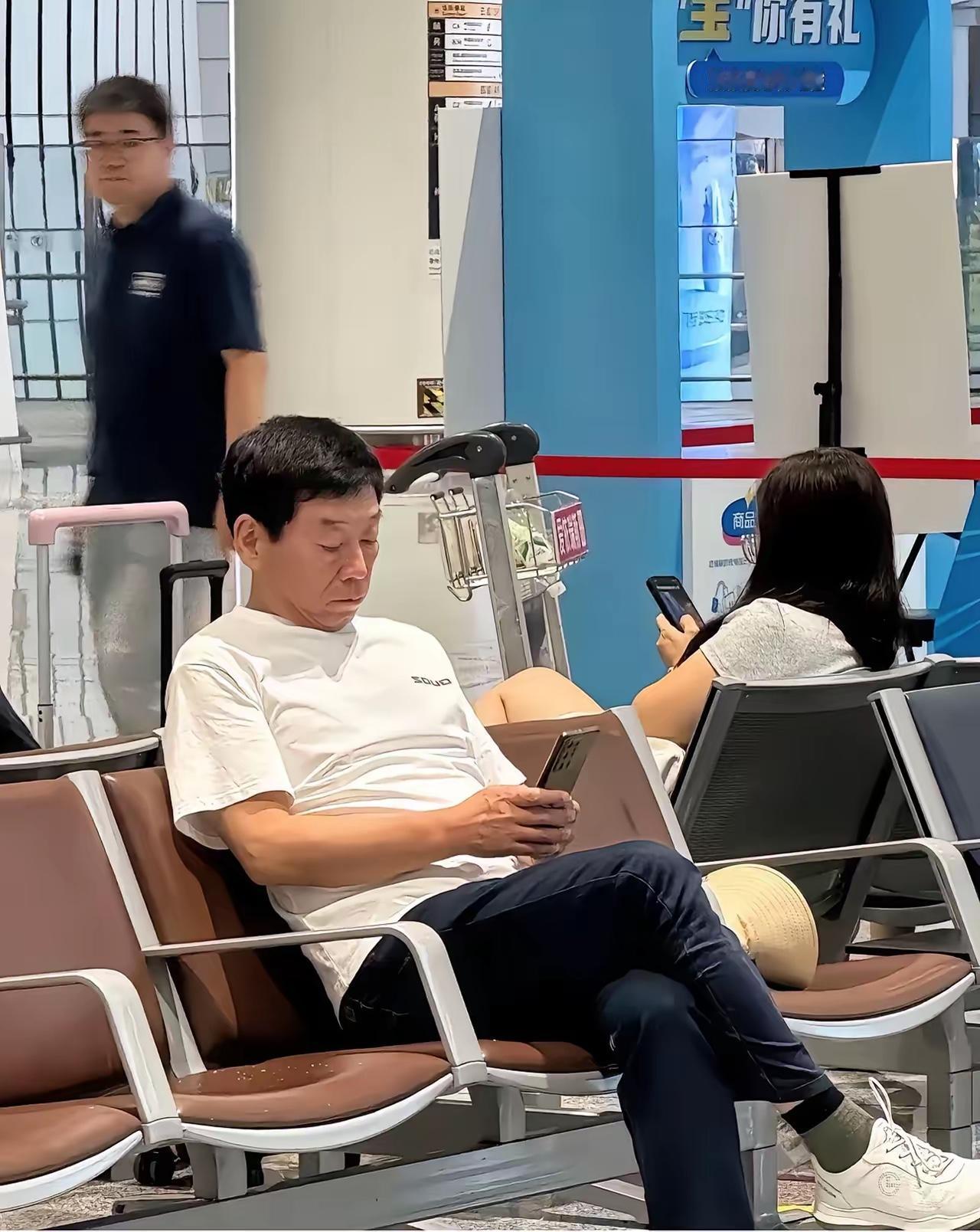 魏总一人独自出行，真低调