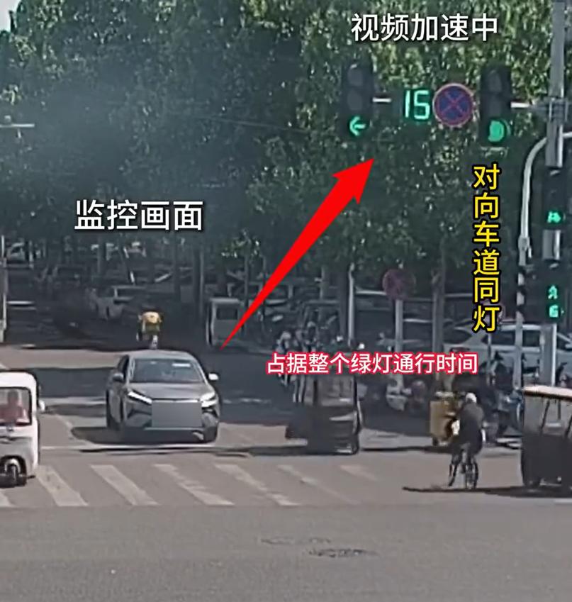树林子大了，嘛鸟都有！这位姐姐犯的是啥病啊，把车停在绿灯前，就是不走！
前不久，