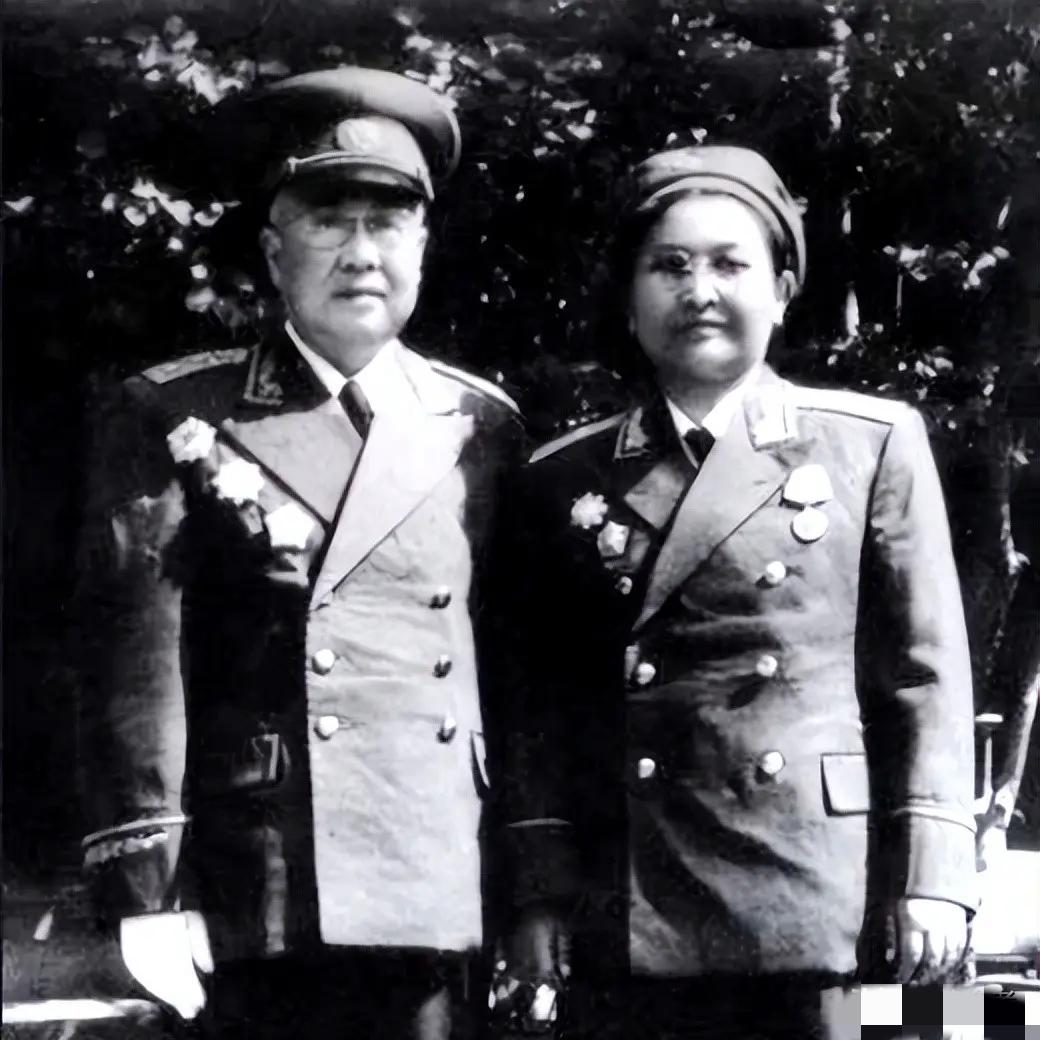 妻子是开国少校，丈夫是开国上将。夫妻二人的婚姻大事还被毛主席亲自过问。这对夫妻是
