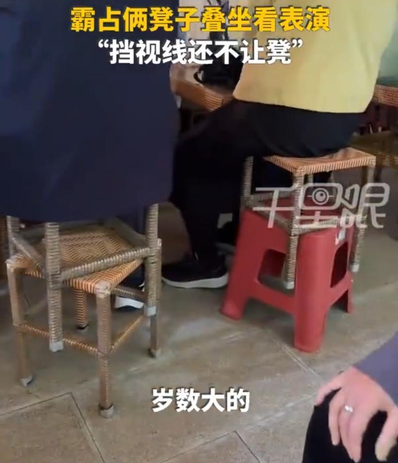 没有座位时，抢占座位；有座位时，又要一人抢占两个。这毛病该改了！
前不久，云南西