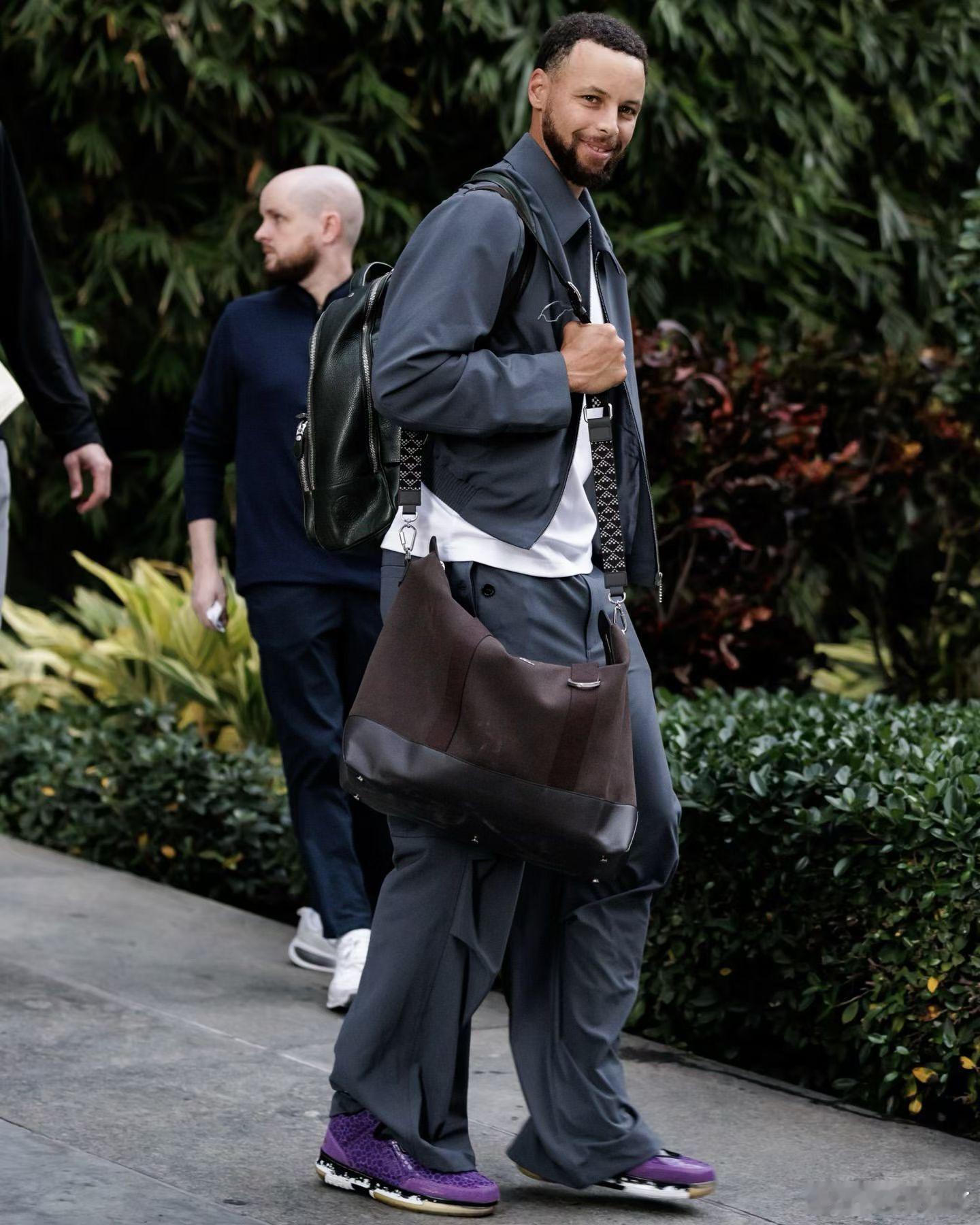 库里今天穿了韦德之道1，这个配色有点好看哇👏 当年韦德刚签李宁，出了好几双这种