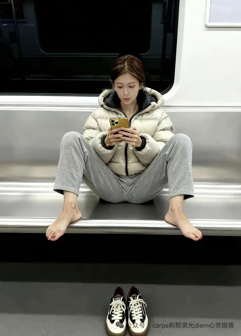 性别化凝视下的行为解读

同样“岔开腿”的姿势，社会对男性和女性的容忍度与解读往