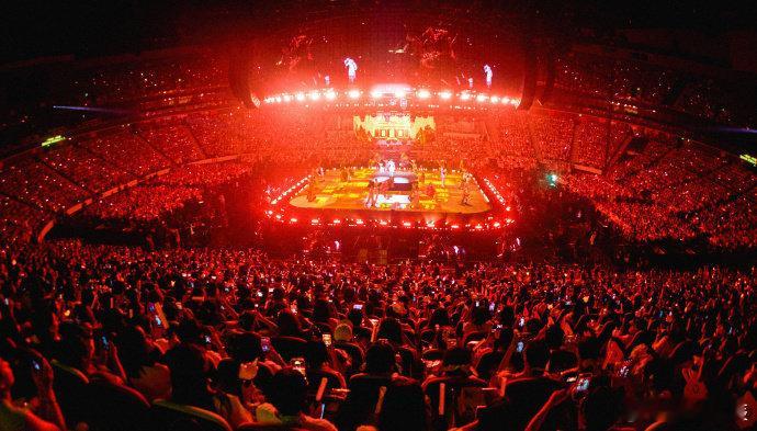 厦门这场演唱会口碑直接爆了，360全景舞台设计巧妙，歌手全程不停转圈营业，每一处
