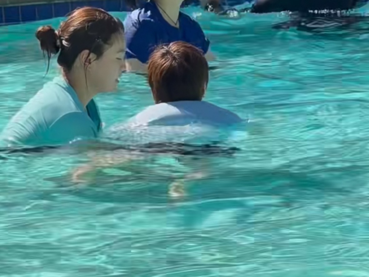 把鱼端过来给我谢谢 