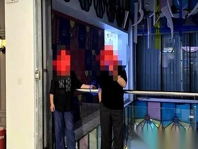 商场电梯口的金属门反射着冷光，一个女人被几个人团团围住，指着鼻子骂了快半个小时，