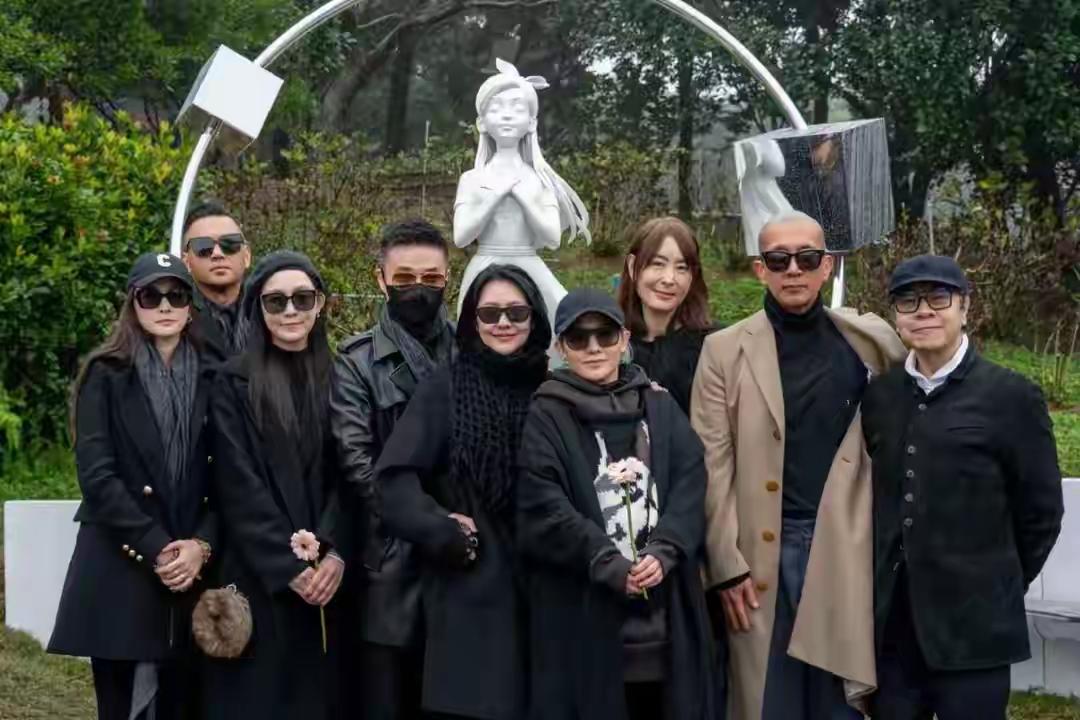 近日，大S逝世一周年，其纪念雕像正式揭幕，现场却状况频出，引发网友诸多质疑。
