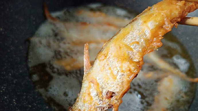 宁波人春天必吃之油炸小鲚鱼清明前的鲚鱼味道极其鲜美，在宁波，比较常见的做法是把它