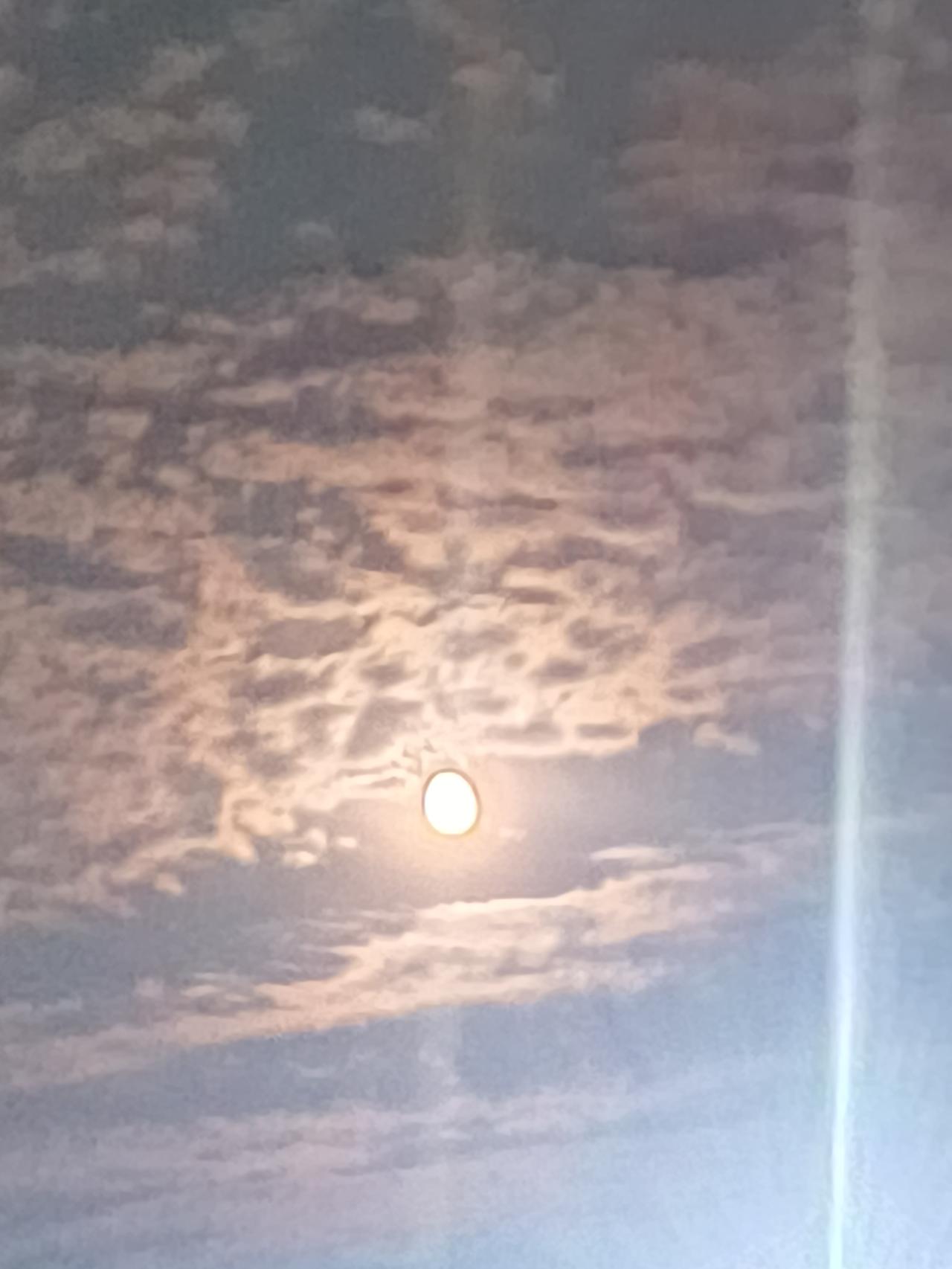 不上像的月亮

昨晚，在外遛弯，看见天空中的月亮。只见月亮圆圆的，亮亮的，再加上
