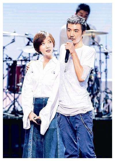 2006年，关于朴树和妻子吴晓敏，网上一直流传着这样一件事：朴树叫吴晓敏下楼帮忙