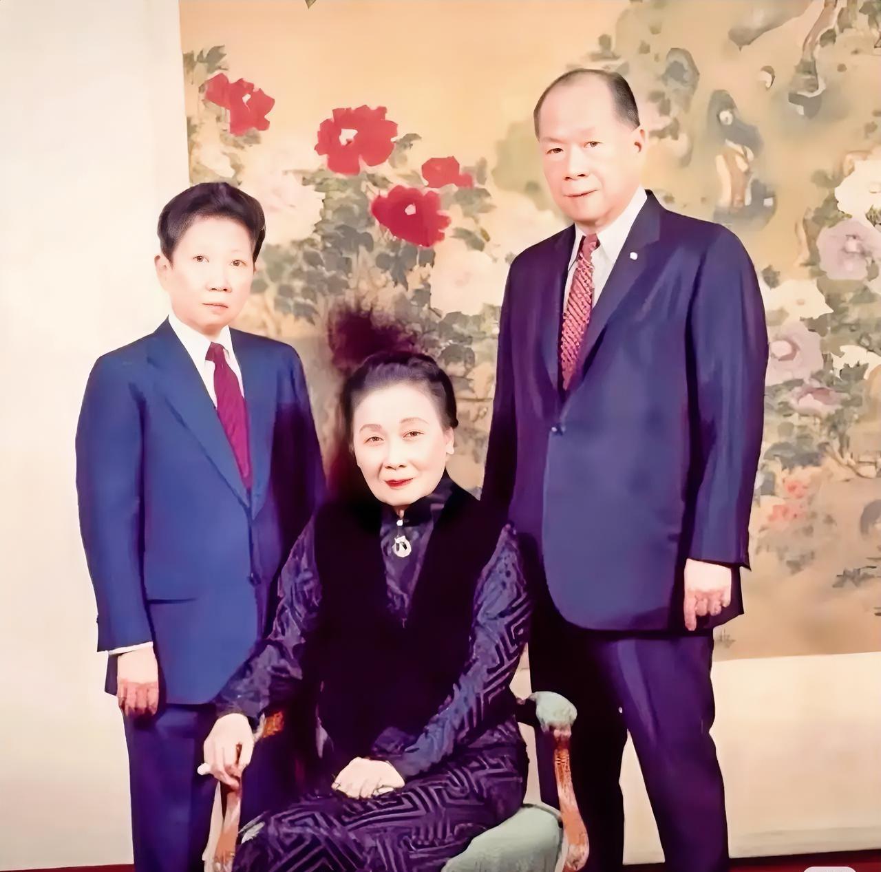 这是1987年，宋美龄与外甥孔令侃及外甥女孔令伟的合影，最引人注目的，还是一身男