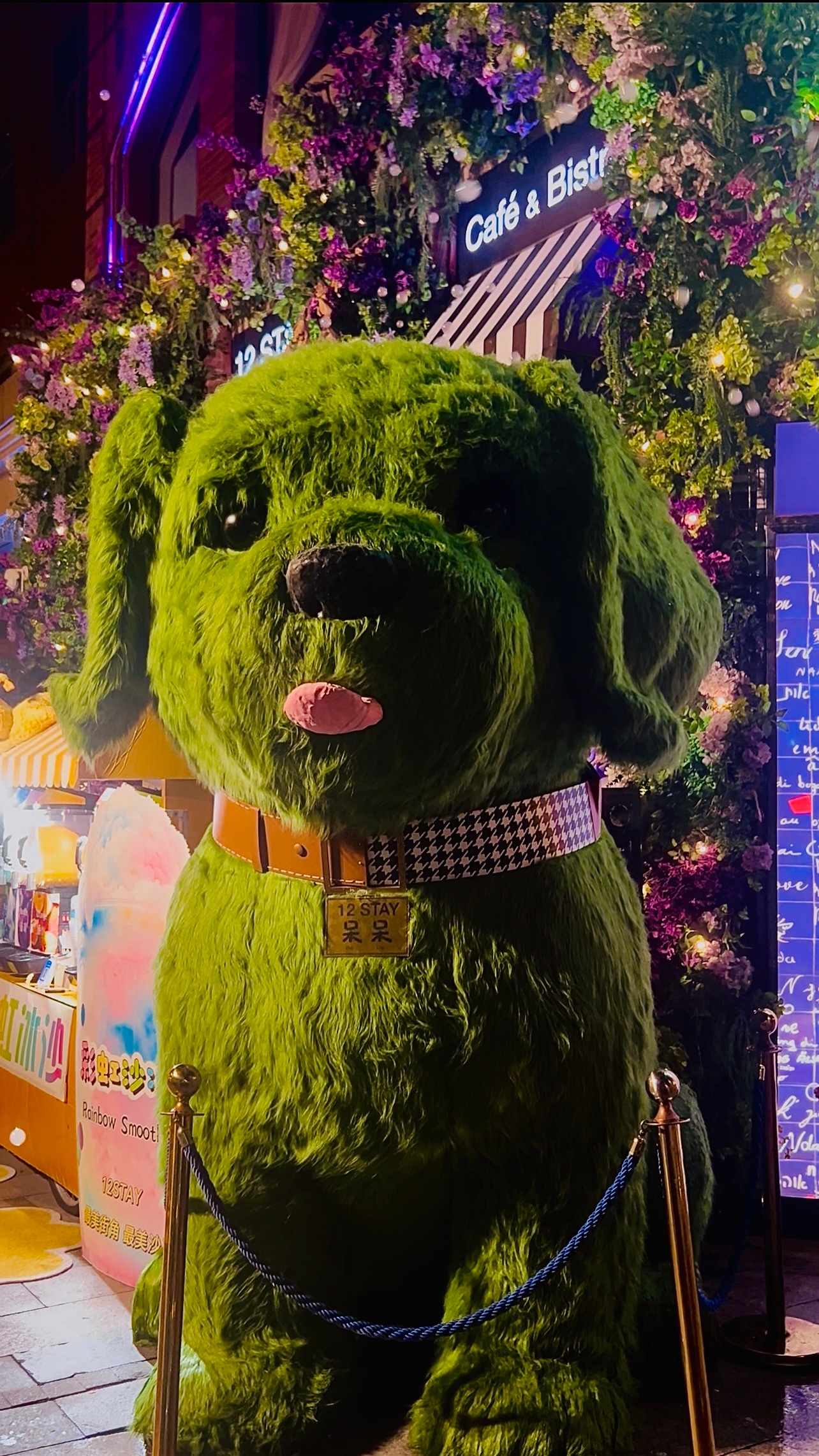 817来到天津最美街角打卡。在这里有用全世界311种字体和280种语言写下的我爱