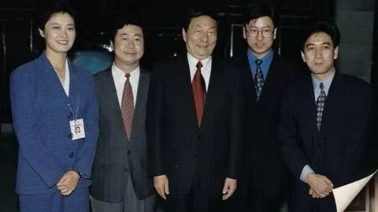 左起：敬一丹，方宏进，朱镕基，白岩松，水均益 ​​​