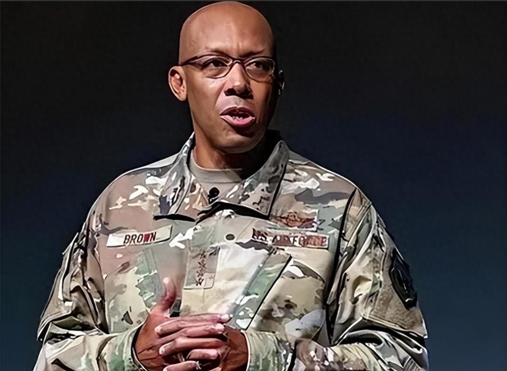 美国人现在终于知道害怕了，其空军参谋长四星级上将布朗说：中国的六代机虽然可怕，但