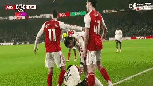 拿着皮球就砸倒地球员！这事儿真发生在英超了。

阿森纳的马丁内利，看利物浦后卫布