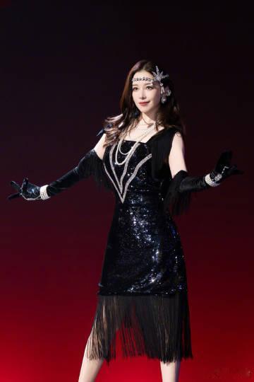 阚清子发照片留念五公舞台 阚清子发照片留念五公舞台，解锁百老汇新风格的她魅力无限