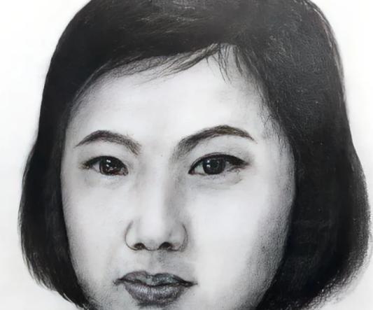 1945年，法国巴黎，这位名叫伊娃的女人，衣服被人扒了下来，丰腴的身体没有任何遮