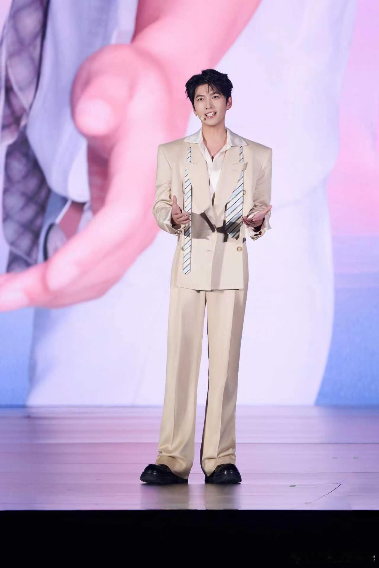 杨洋2023年就跟岚图认识了，两年时间横跨了追光S从研发到上市的整个过程。邵明峰