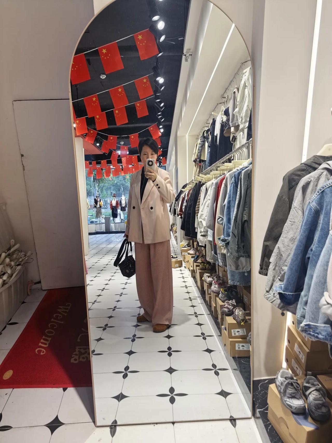 昨天回老家，今天就降温了。
一大早就开始下小雨，温度骤降。
昨天从郑州回来的时候
