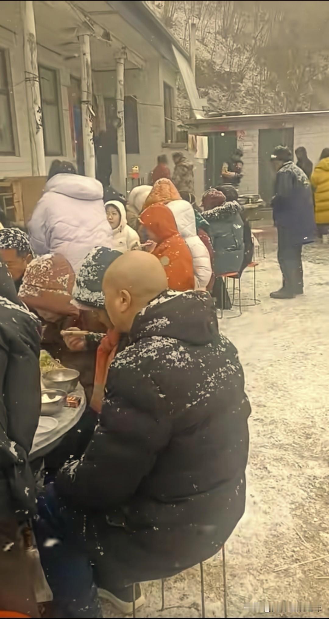 下再大的雪也挡不住俺河南人吃席的热情朋友来俺这村里参加婚礼吃席
不巧天公作美开始