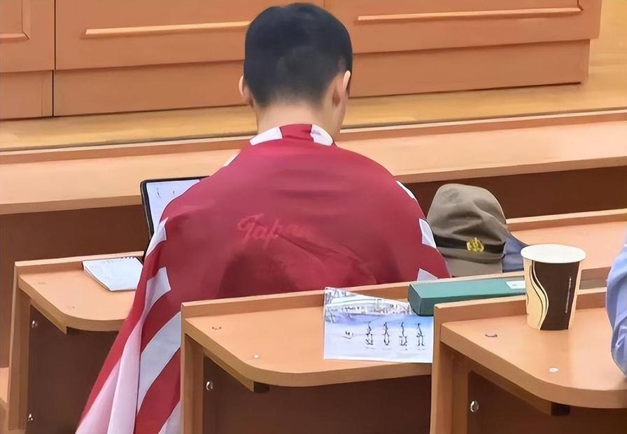 这几天，陈宇昕的父母日子不好过。


儿子在国内引发了巨大舆论风波，当父母的不可