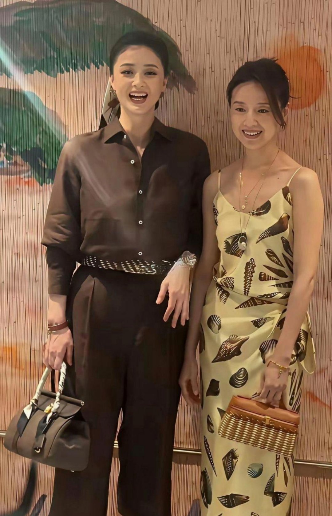 突然发现，董洁无论和谁合照，都没输过 