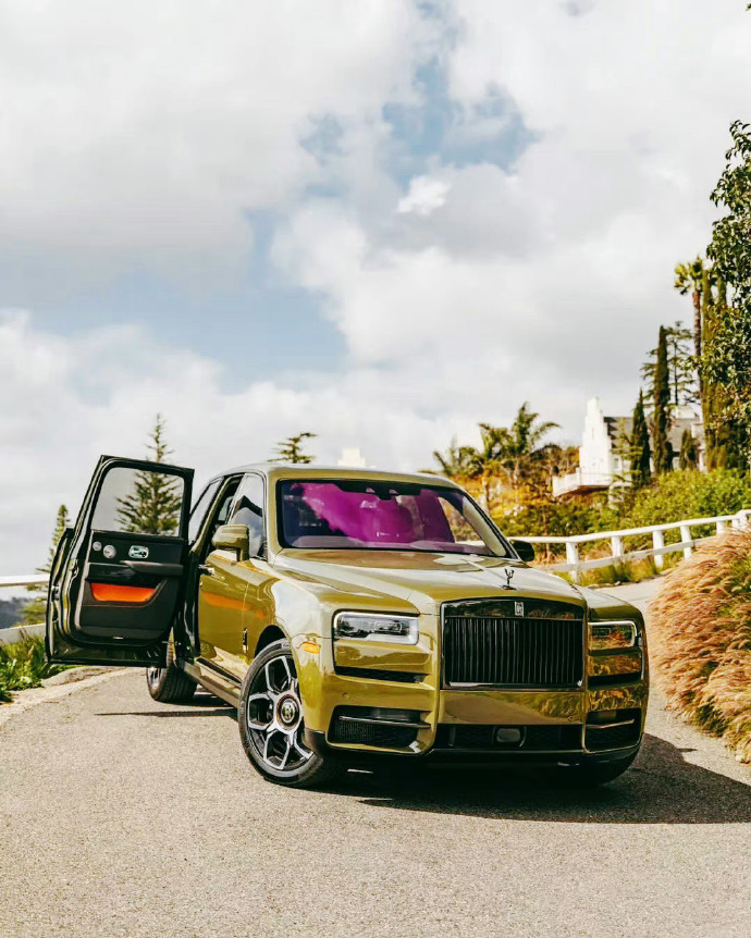 劳斯莱斯 Cullinan Black Badge，简直是梦中情车！这可是劳斯莱