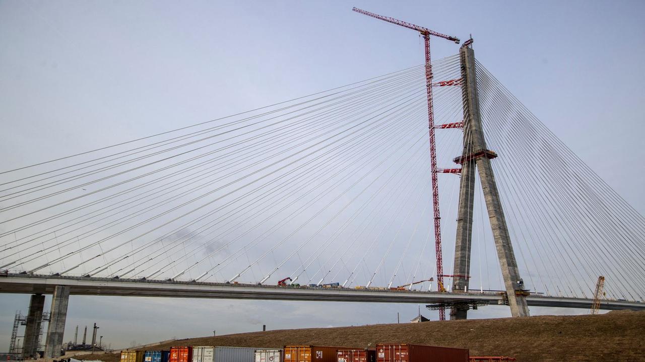 . 特朗普为何因一座桥而威胁加拿大？