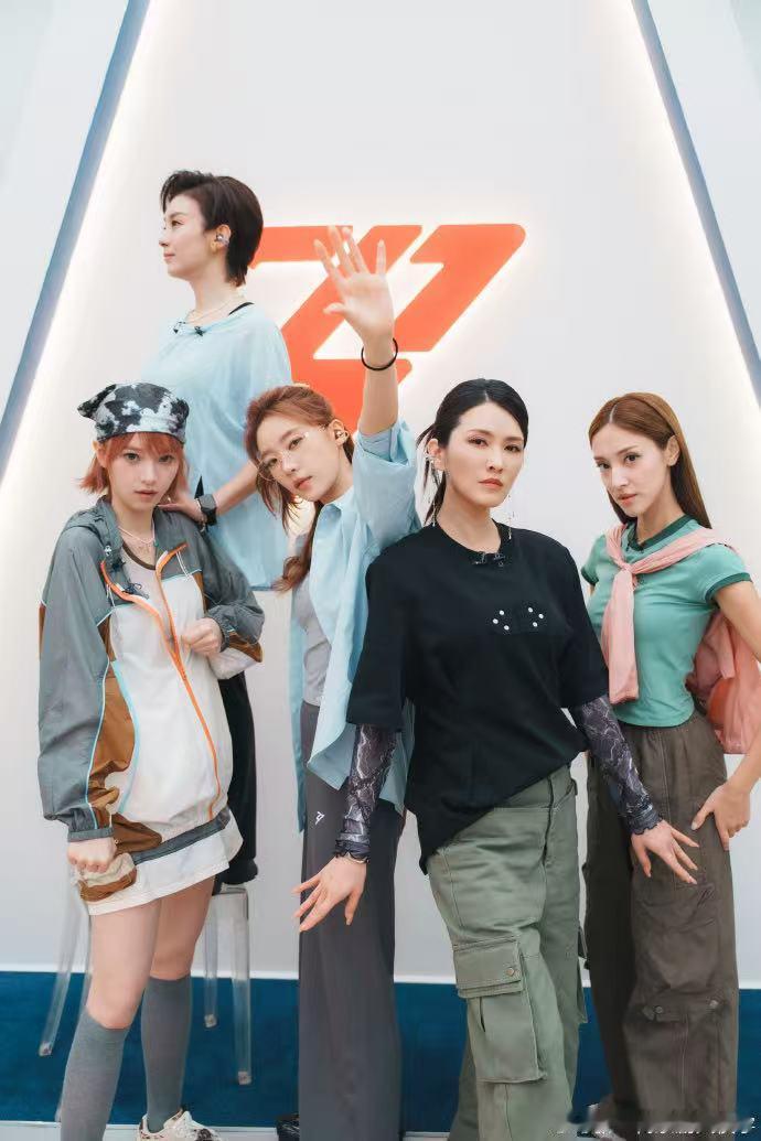 张月团复刻复仇者联盟海报 乘风2026被BY5的氛围感狠狠拿捏！复刻粉丝脑洞海报