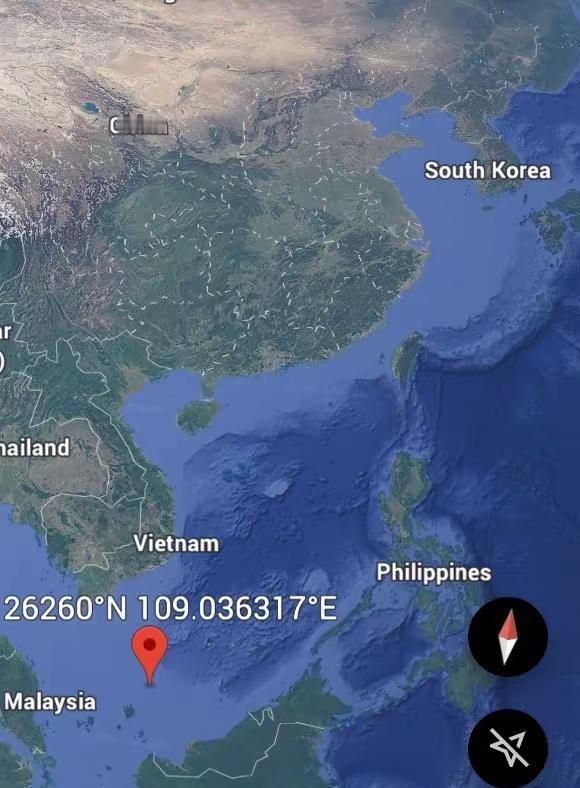 美军尼米兹航母坠机事故发生地点在纳土纳群岛，离我们的曾母暗沙还有一段距离，这个地