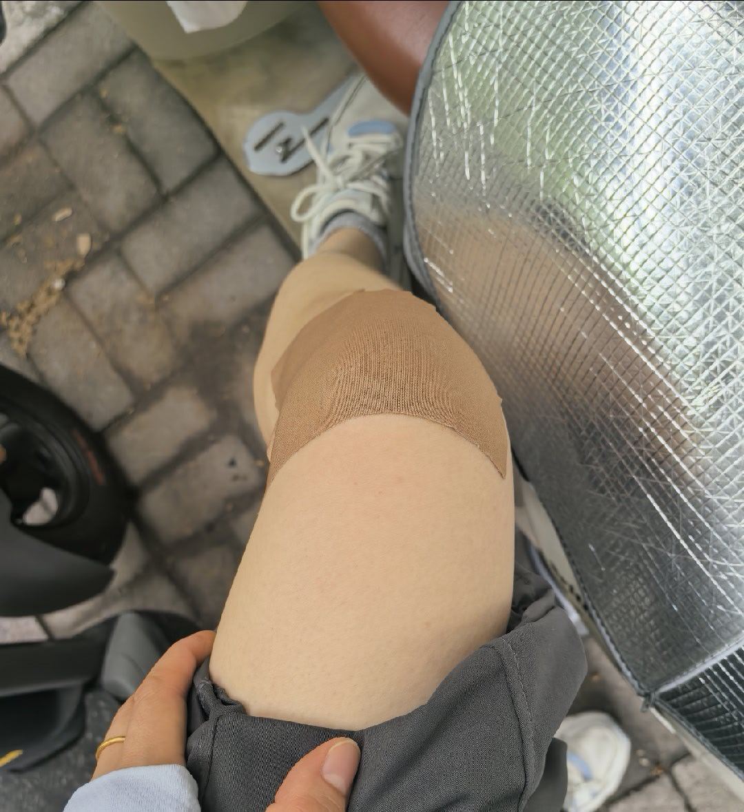 快四十的人，不服老不行昨儿不是下大雨，骑小电驴接送两个娃嘛。我心想反正上午的长裤