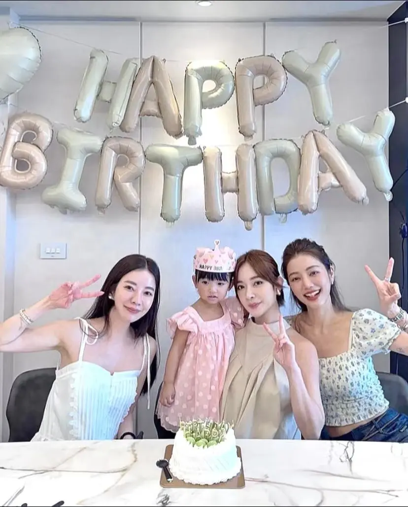 许菲菲48岁生日，许家三姐妹真的不会老。
