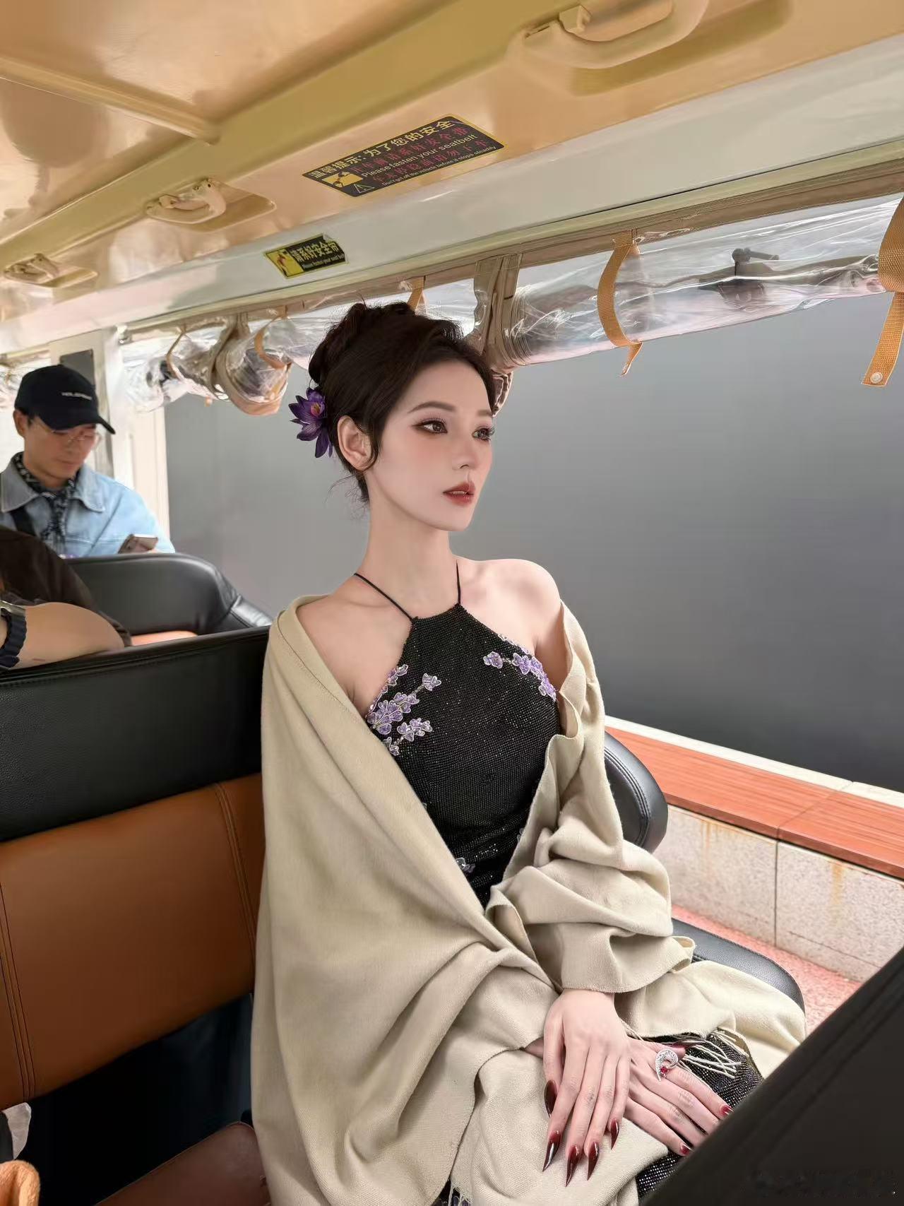 张予曦黑紫挂脖裙氛围感杀疯张予曦还有多少造型没放出来 黑紫挂脖长裙一上身，清冷又