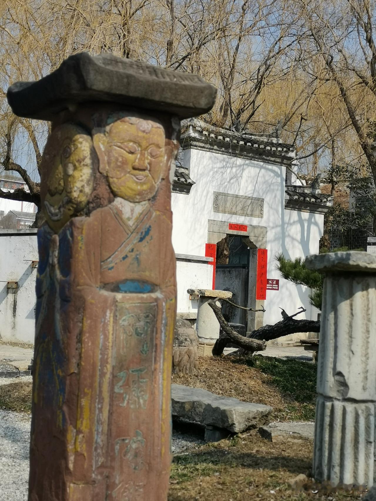 在中国许多地方，一片地被改成休闲度假园区，看这些旧式新建建筑、物什，花园、布局，