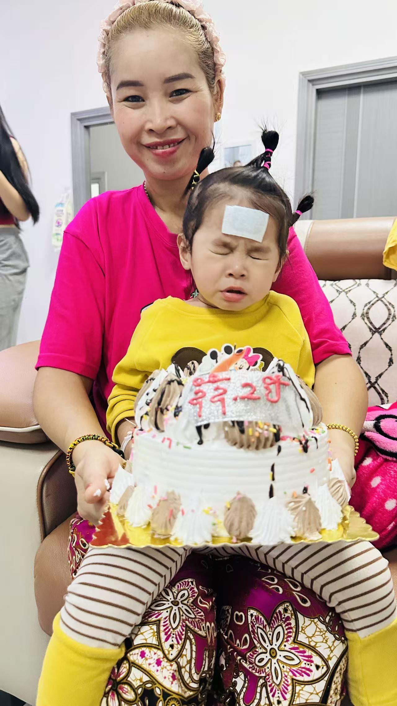 今天下了个早班，凌晨两点40左右下班。
上班时间是下午5前去厂里吃一餐下午饭，然